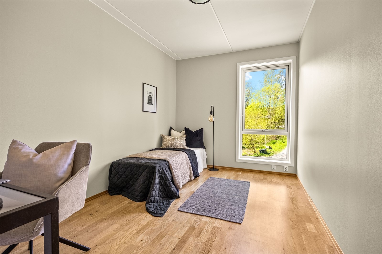 Også dette rommet er lyst og vender ut mot rolige omgivelser. Galleribilde