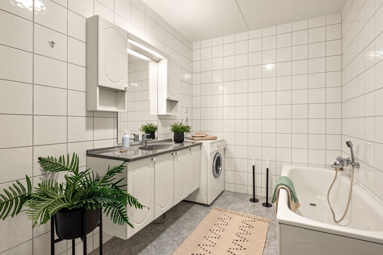 Romslig og helfliset bad med både badekar og dusjløsning. Galleribilde