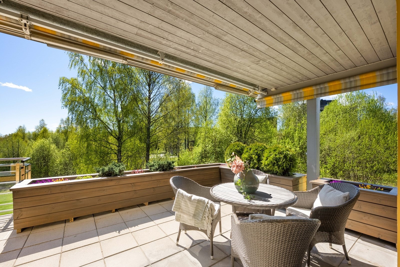 Store blomsterkasser gir mulighet for å skape en personlig og grønn oase. Galleribilde