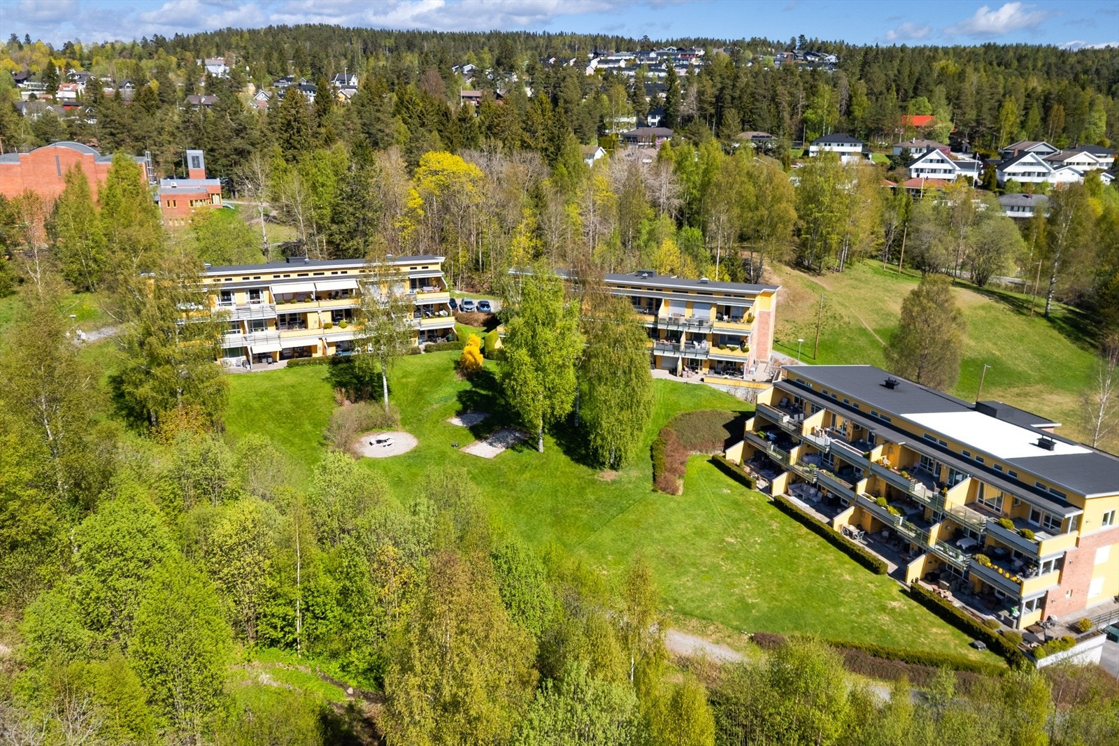 Eiendommen ligger sentralt på Konnerud, omringet av flott natur med turstier og skiløyper. Galleribilde