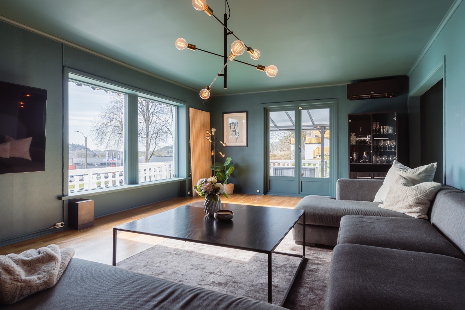 Her er det malt i moderne farger, og direkte utgang til verandaen. Galleribilde