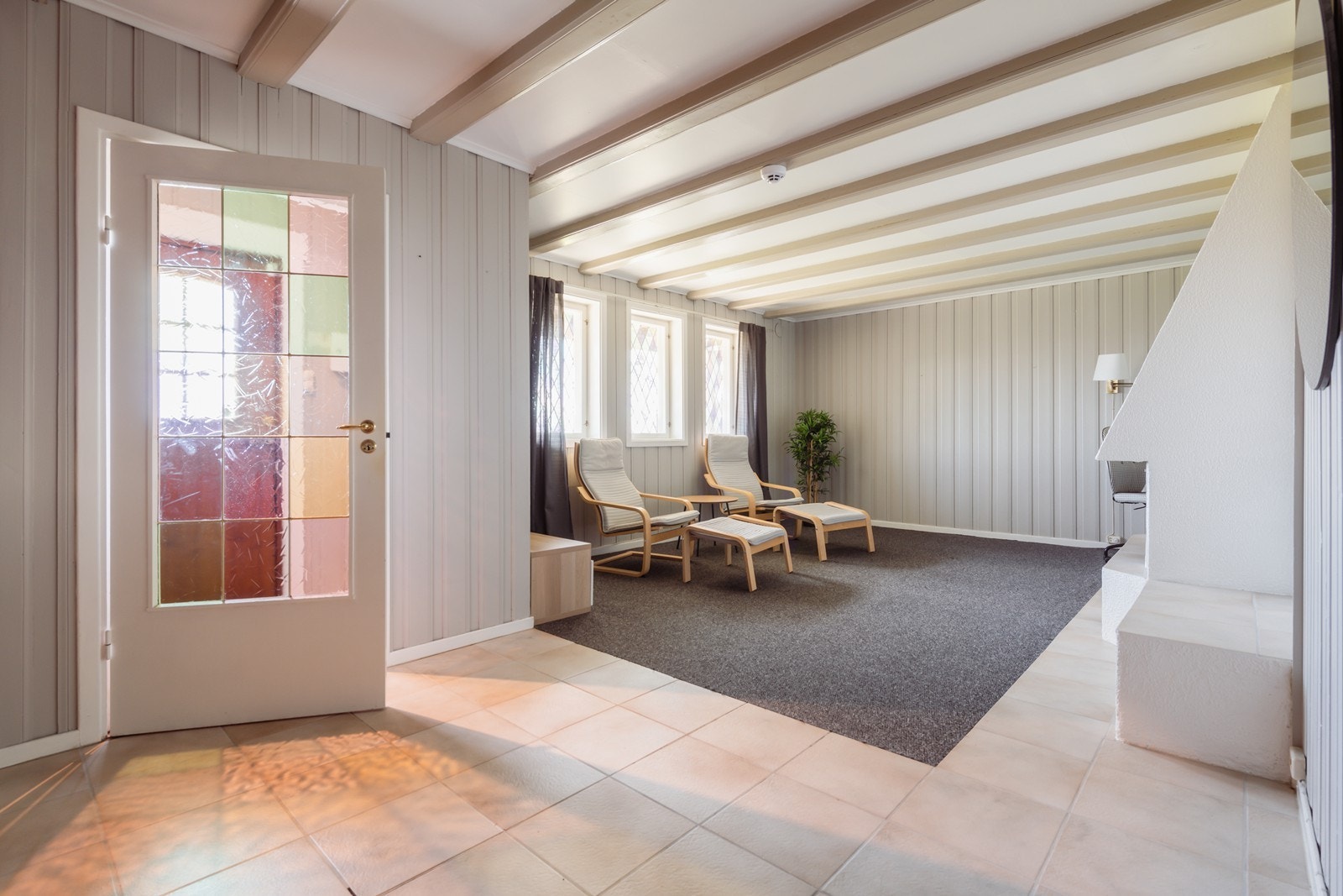 Innenfor inngangsdøren kommet du til et vindfang, stor hall og en kjellerstue. Galleribilde