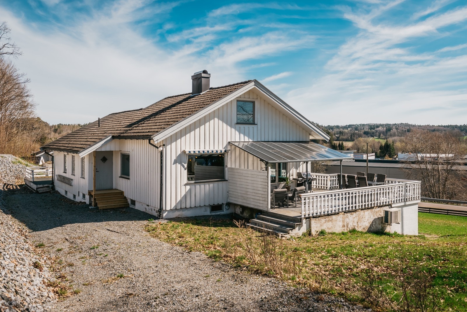 Romslige verandaer på begge sider av huset. Den ene med takoverbygg. Galleribilde