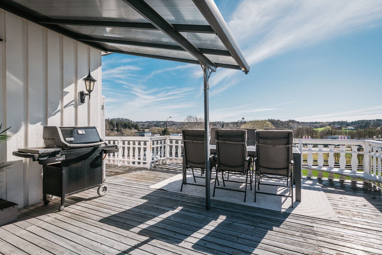 Verandaen er stor nok til både sittegruppe og spiseplass. Her kan man invitere gjester på god mat og drikke. Galleribilde