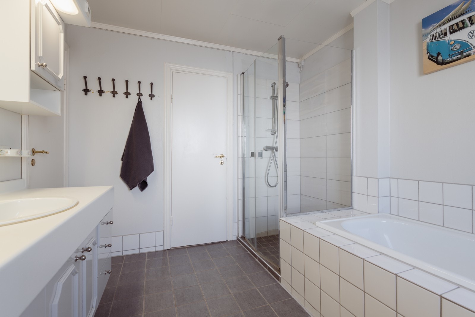 Både dusj og badekar gir deg valget mellom en rask dusj eller et godt, varmt bad med masse badeskum. Galleribilde