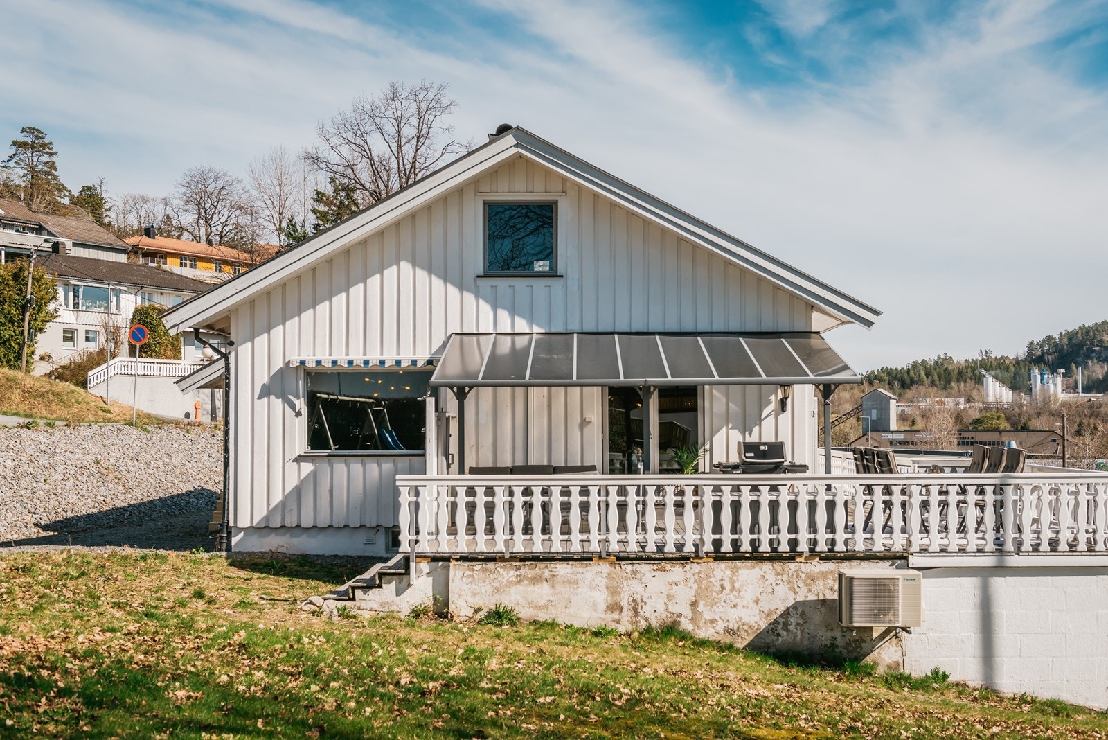 Her har eier tatt bort en stor uregjerlig busk foran verandaen, mal muren så er den like fin. Galleribilde