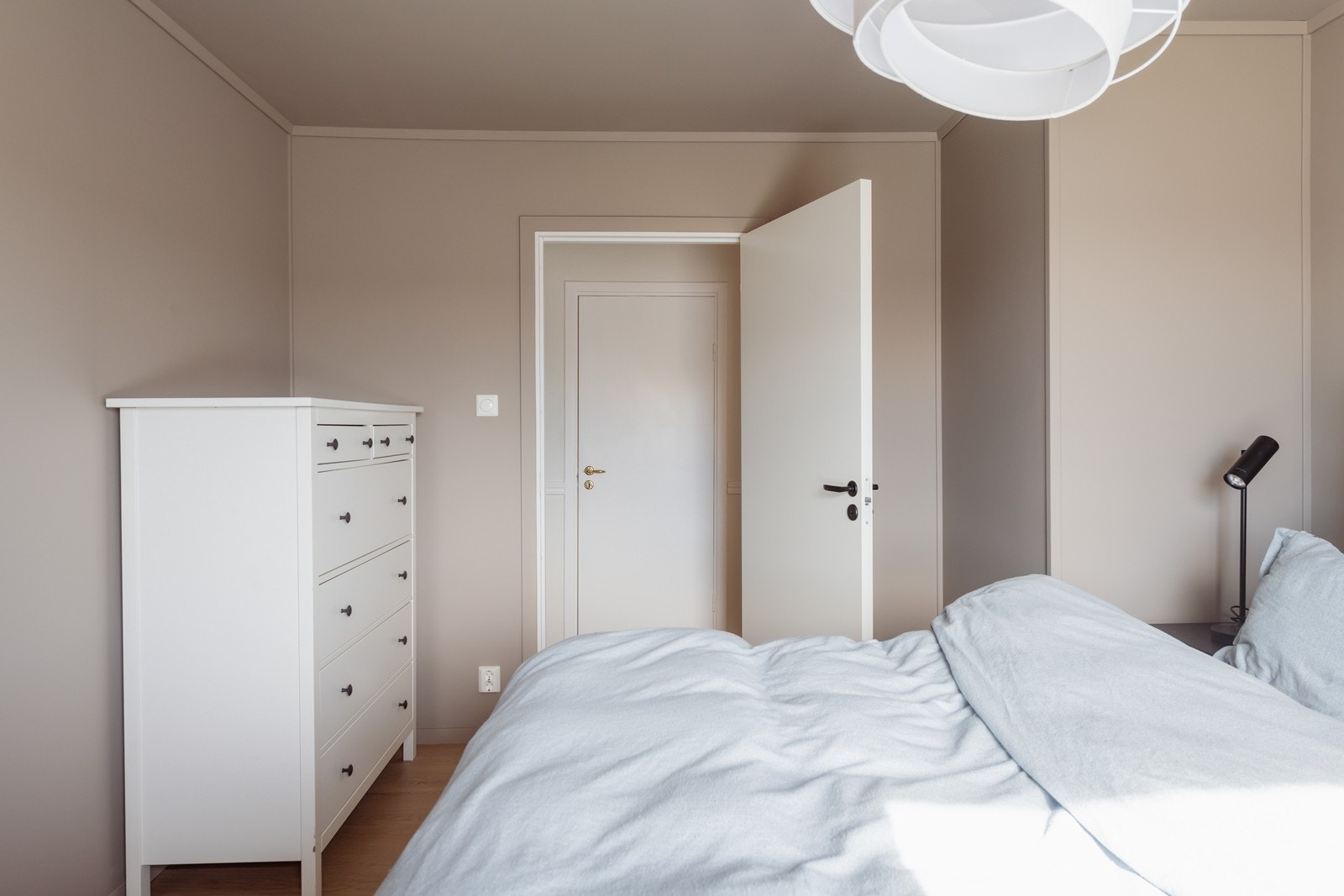 Alle 3 soverommene her ligger i gangen med tilkomst til badet. Galleribilde