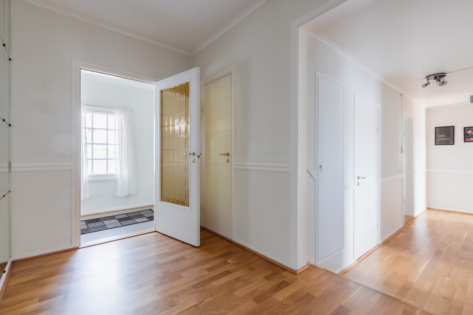 Hovedetasjen har også gang med utgang til baksiden av huset. Derfra er det gangstier og internveier opp på feltet og til skolen. Galleribilde
