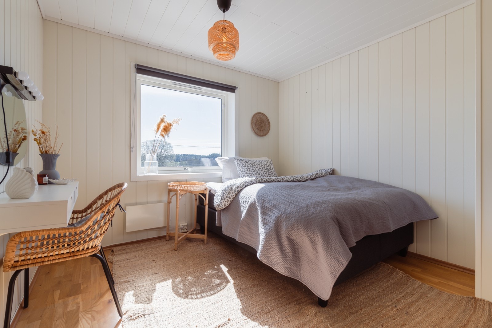Soverom i lyse, fine farger. Galleribilde