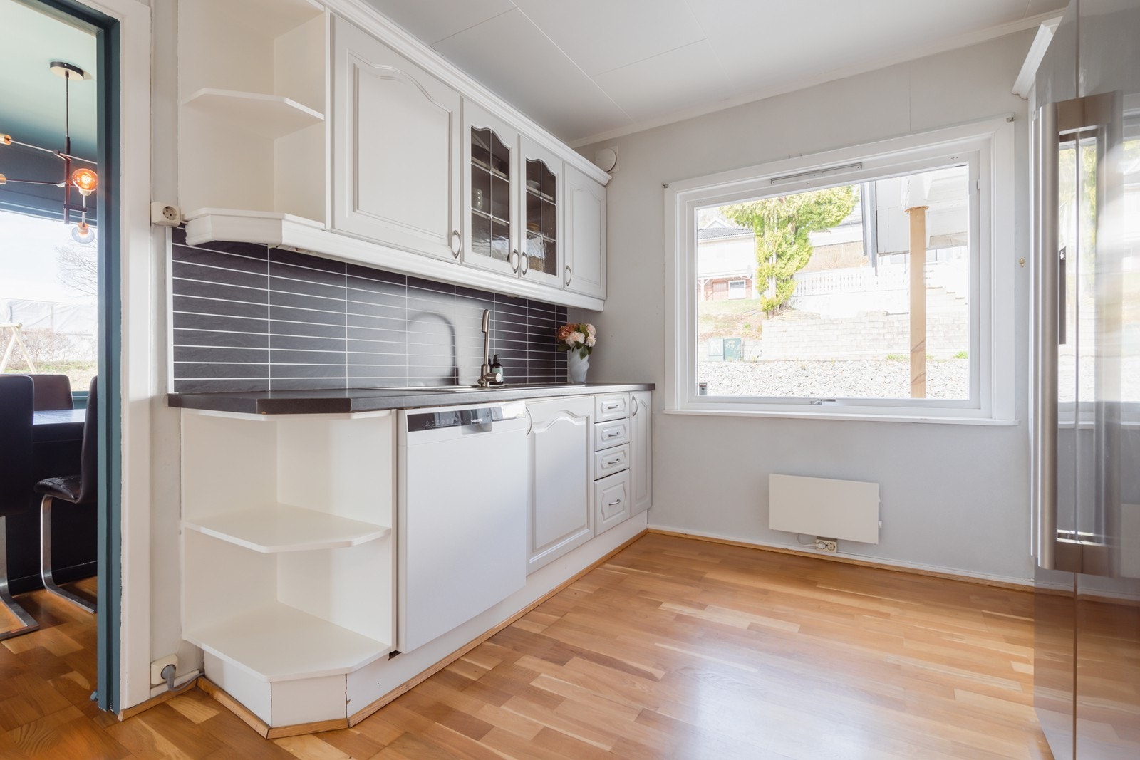 Kjøkkenet har godt med skap og benker. Her kan man slå seg løs med både matlaging og baking. Galleribilde