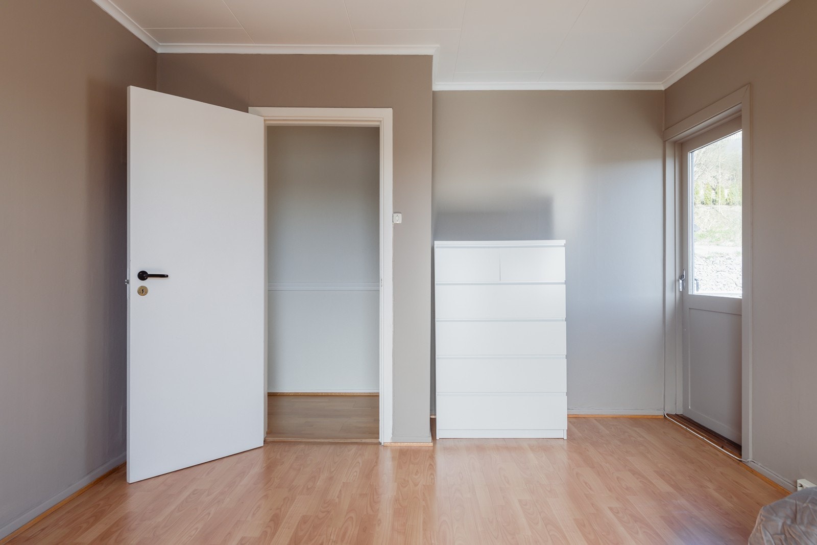 Det ene av soverommene har tilkomst til verandaen over garasjen. Kjekt for ungdommene som vil snike inn besøk av eventuelle kjærester som de tror foreldrene ikke merker at kommer. Galleribilde