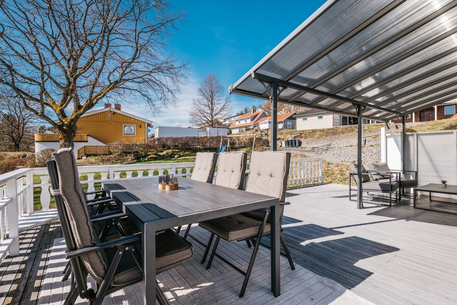 Sommer og sol på verandaen. Galleribilde