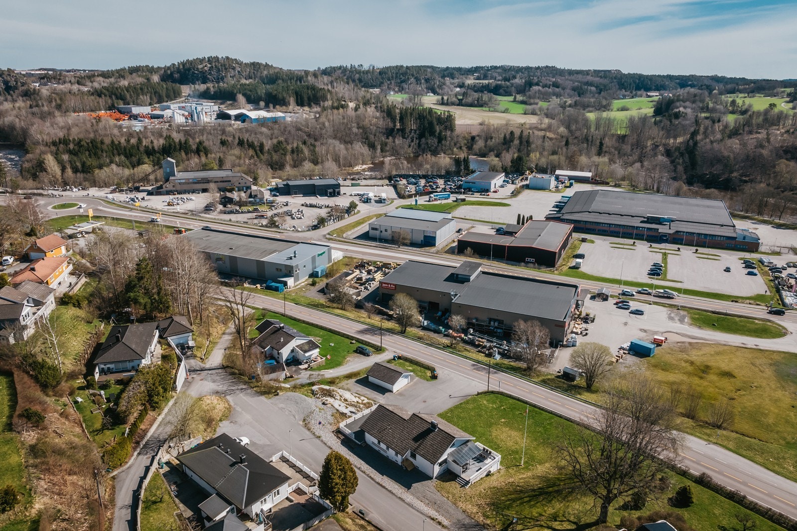 Stor tomt og enkel tilgang, dog endel trafikk på veien nedenfor tomten. Galleribilde