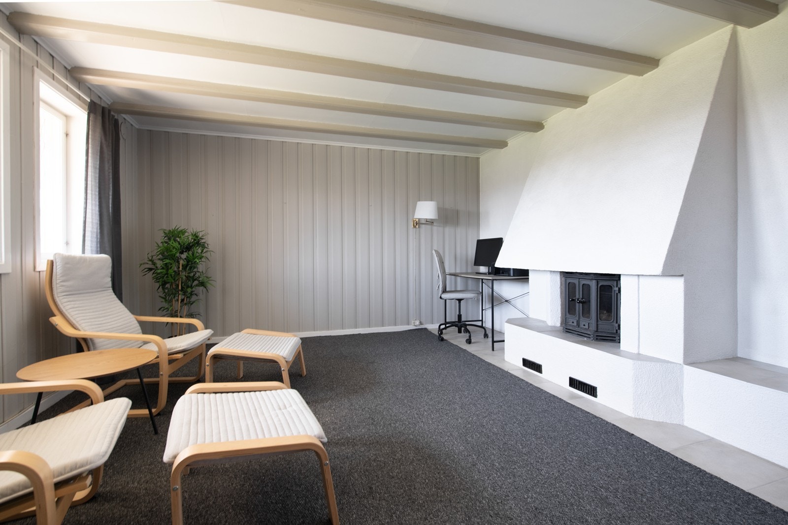 Kjellerstue med stor peis. Her kan ungdommen kose seg med film og popcorn. Galleribilde