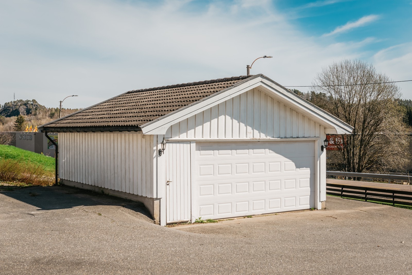 Hvem ønsker seg ikke en stor dobbelt garasje med plass til biler og utstyr? Galleribilde