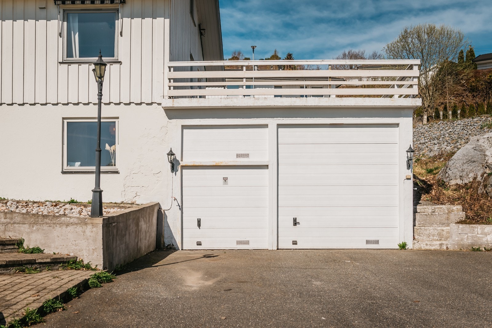I tillegg er det en stor verkstedsgarasje med veldig god takhøyde og direkte inngang til huset. Her er det muligheter for både eget verksted, lagring av større kjøretøy eller en skikkelig hobbygarasje. Galleribilde