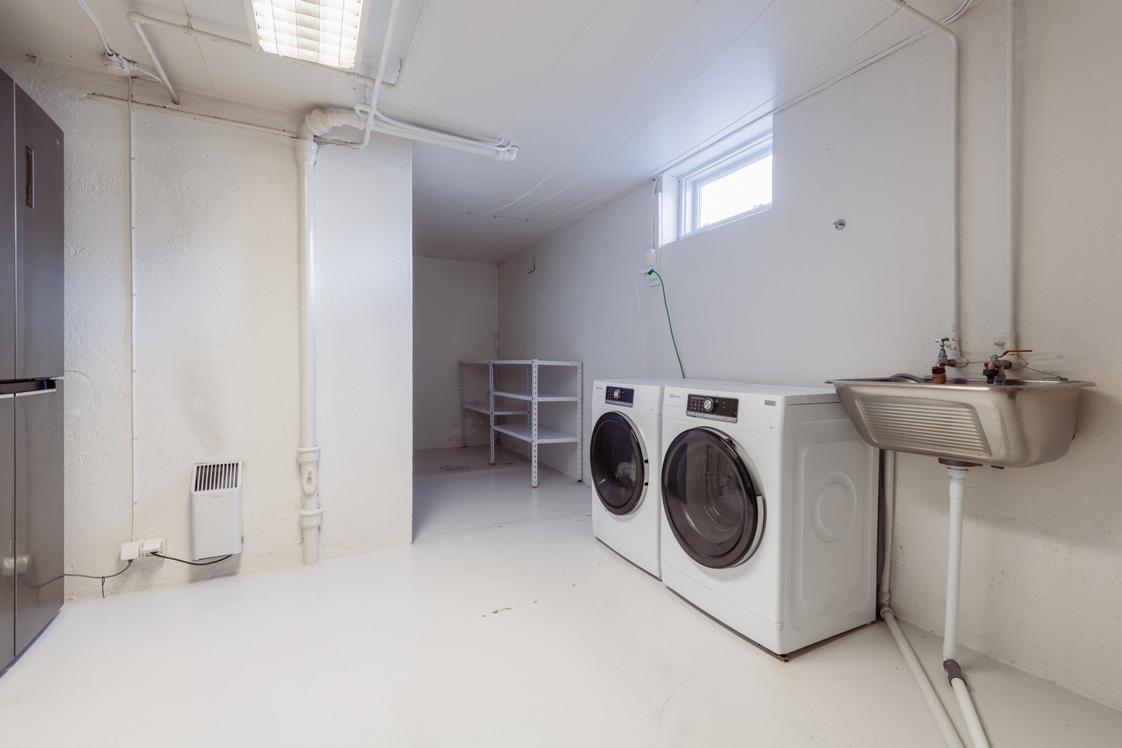 Med romslig hus følger også romslig vaskerom. Her kan det vaskes og tørkes til mannen med ljåen kommer. Galleribilde