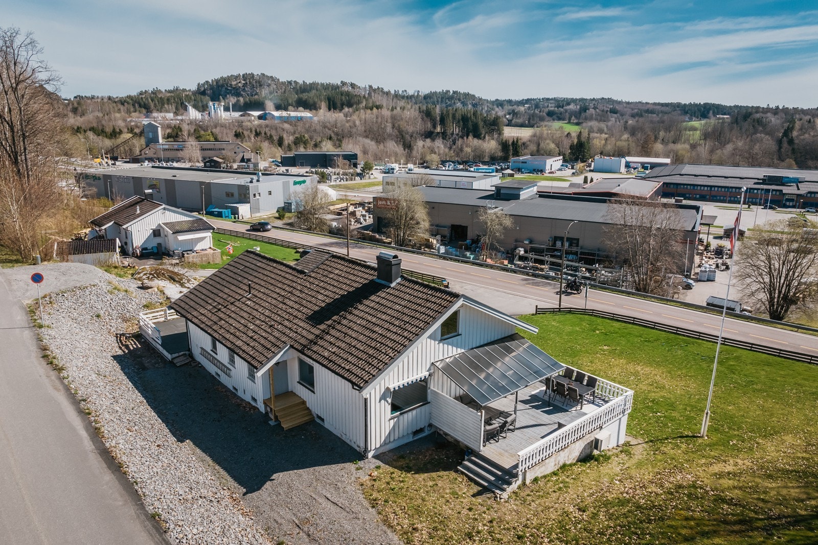 Boligen ligger sentralt til med lett adkomst til både byen og handelssentere. Galleribilde