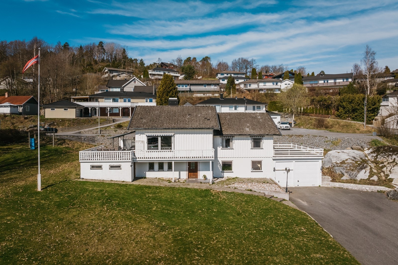 Stor familiebolig i Nordlia. Soverom nok til storfamilien. Totalt 7 sovoerm. Galleribilde