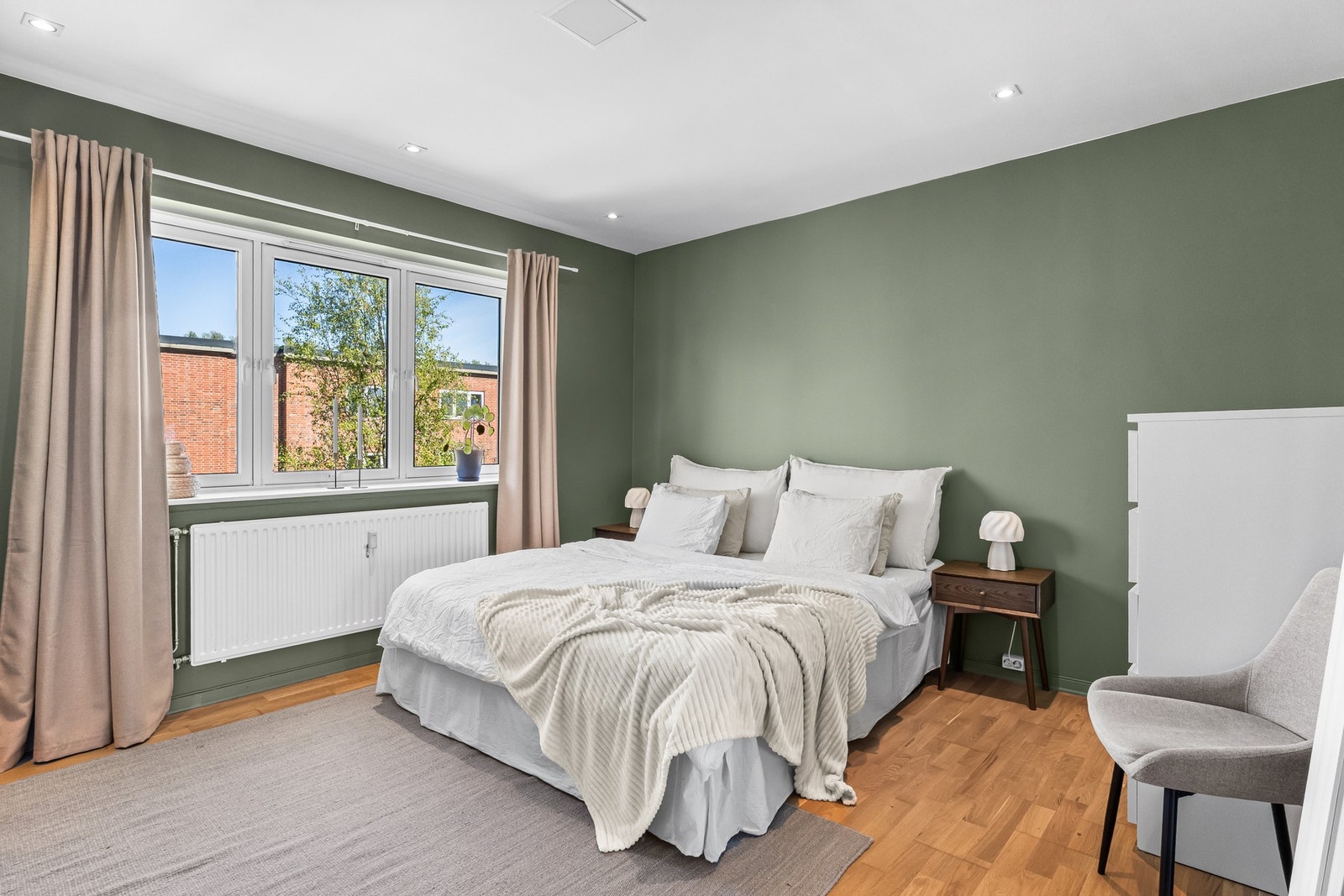 Hovedsoverommet er av god størrelse, og vender inn mot bakgården. Galleribilde