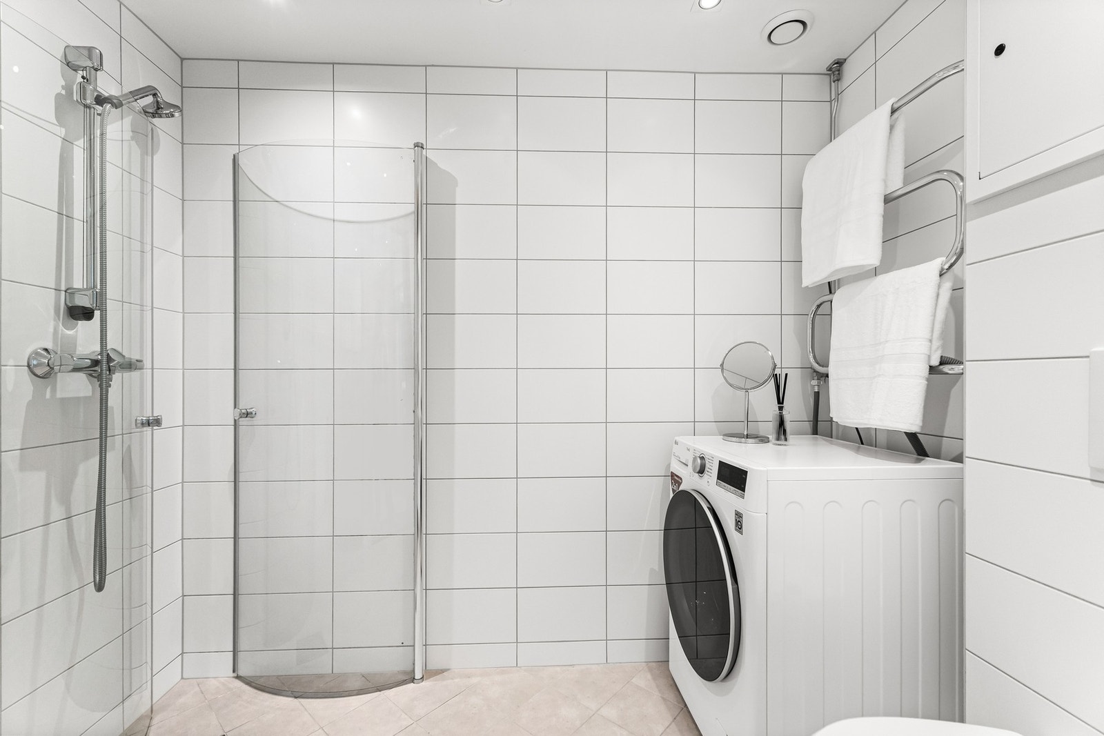 Flislagt bad med behagelig gulvvarme - pusset opp i regi av sameiet i 2015. I forbindelse med baderomsrehabiliteringen ble badet utvidet. Galleribilde