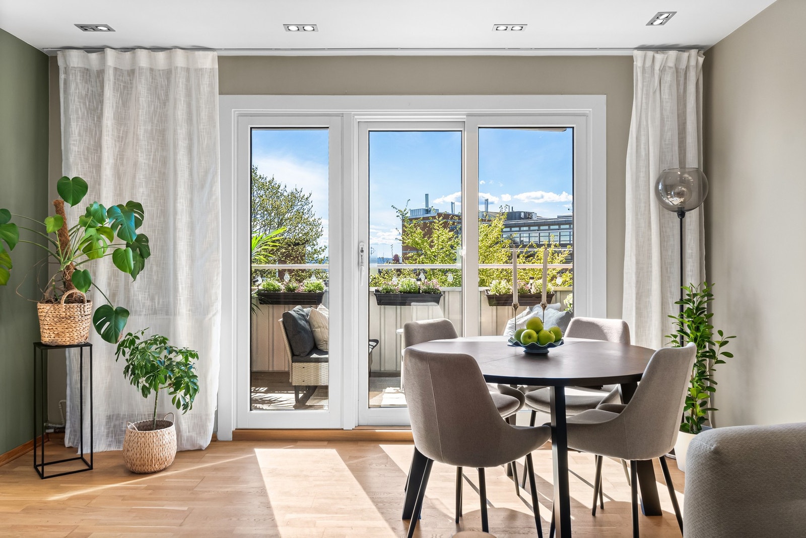 Fra stuen er det utgang til en solrik sydvestvendt balkong på 11 m2, og fungerer som en naturlig forlengelse av stuen på sommerstid. Galleribilde
