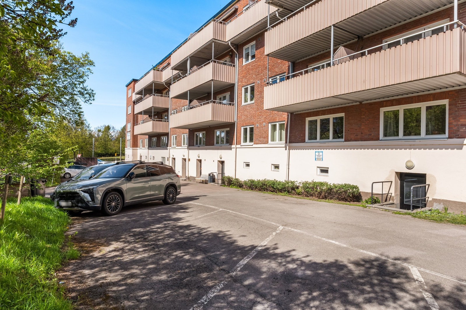 Sameiet disponerer totalt 21 parkeringsplasser som kan leies. Galleribilde