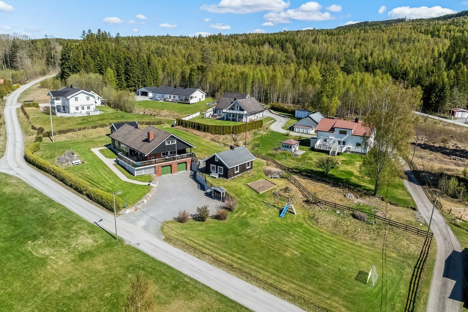 Flott eiendom med romslig tomt på snaue 2,5 mål. Galleribilde