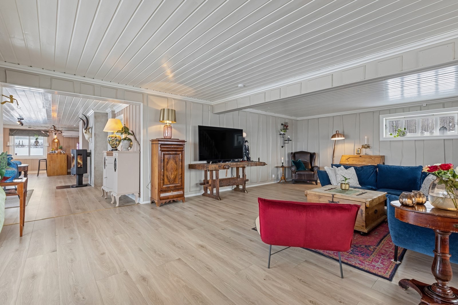 Åpen løsning mot spisestue og kjøkken, gjør at man enkelt kan gjøre rede for husholdningens småtasser. Galleribilde