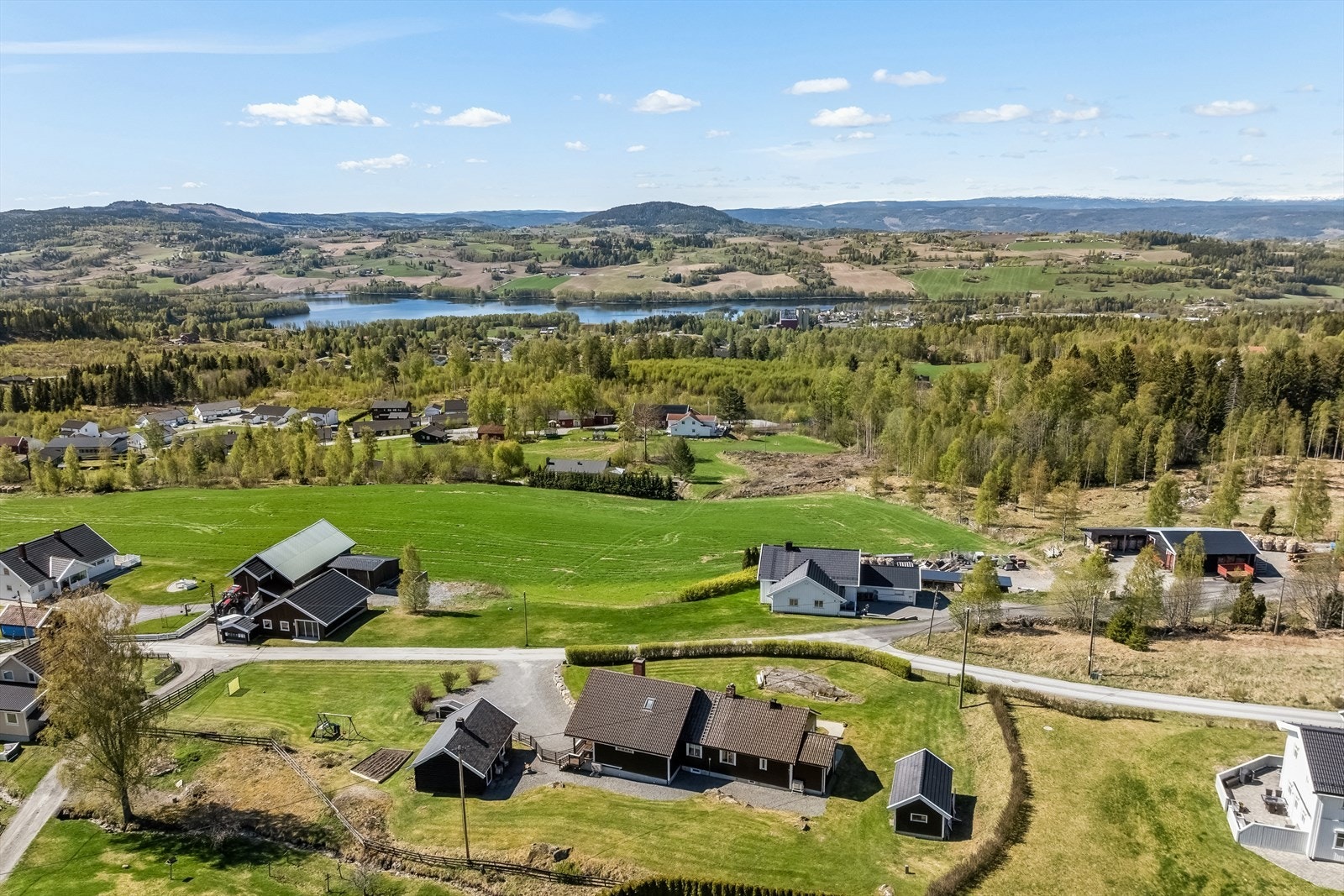Solrik tomt, med god boltreplass for både to og - fire bente. Gangavstand til Jaren skole! Galleribilde