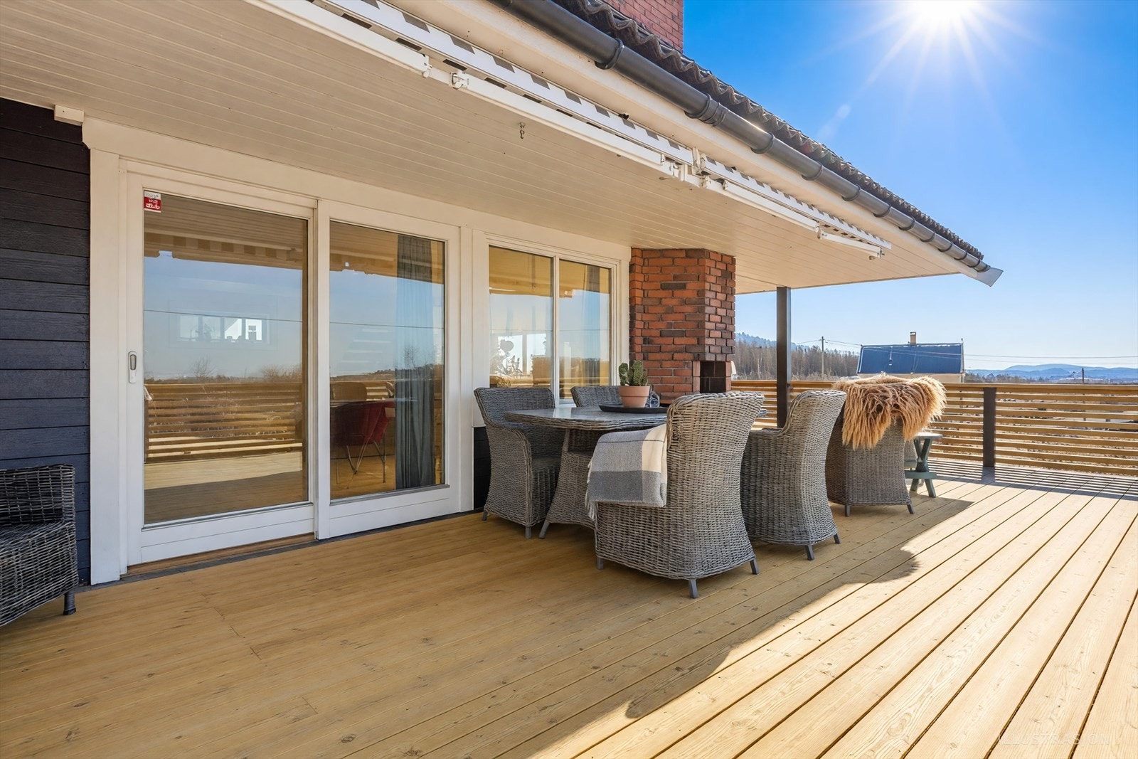 Flott, solrik terrasse med god plass til familie og venner. Galleribilde