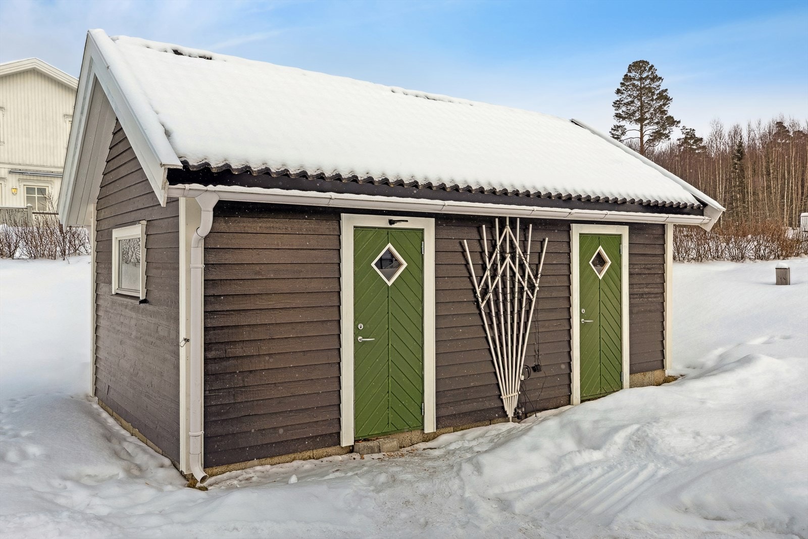 Utebod, med plass til både hageredskap og ved. Galleribilde