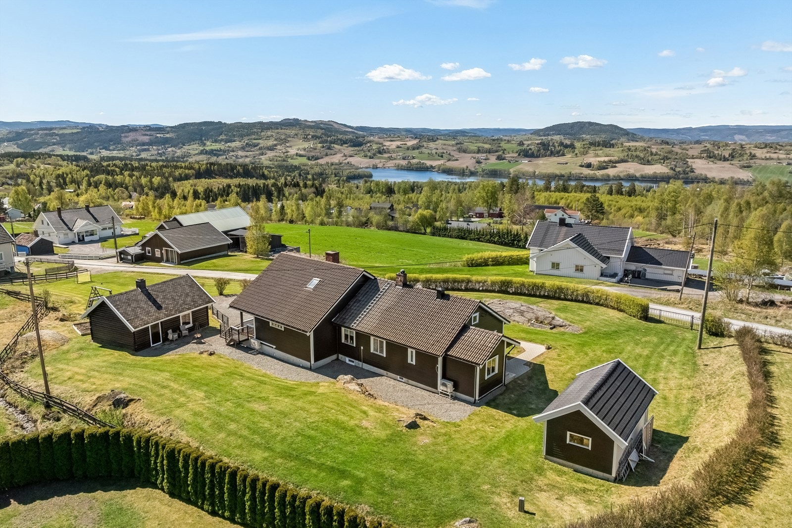 Tilbaketrukket og luftig beliggenhet, med fantastisk utsikt! Galleribilde