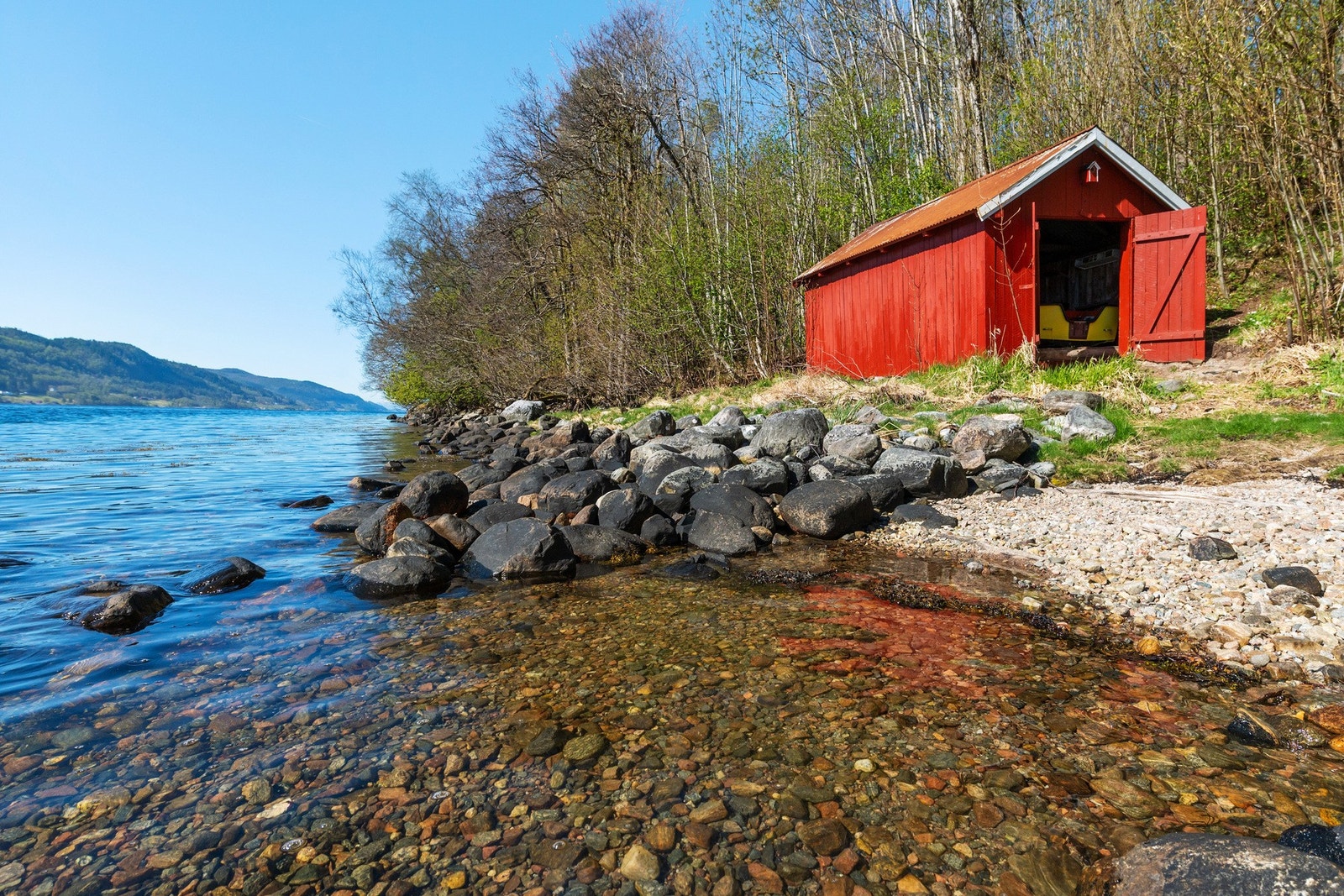 Til eiendommen medfølger naust med tilhørende strandlinje. Galleribilde