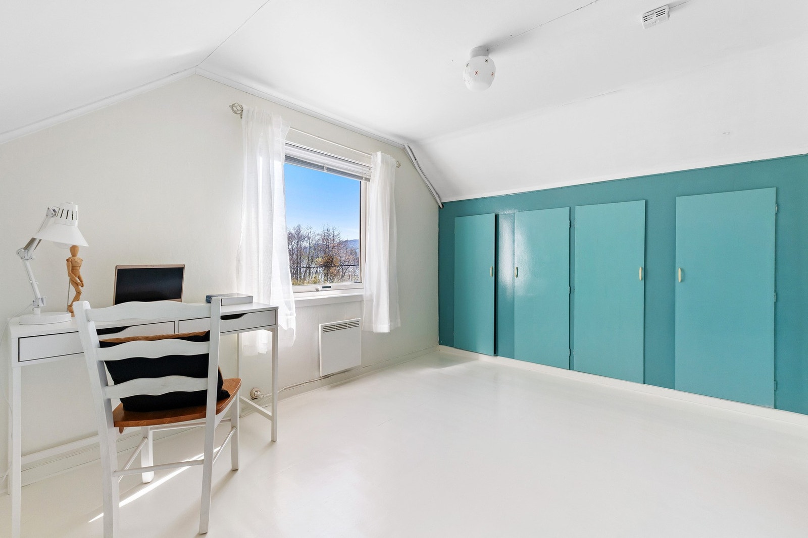 Soverom nr. 2 på loft har adkomst via soverom nr. 1. Galleribilde