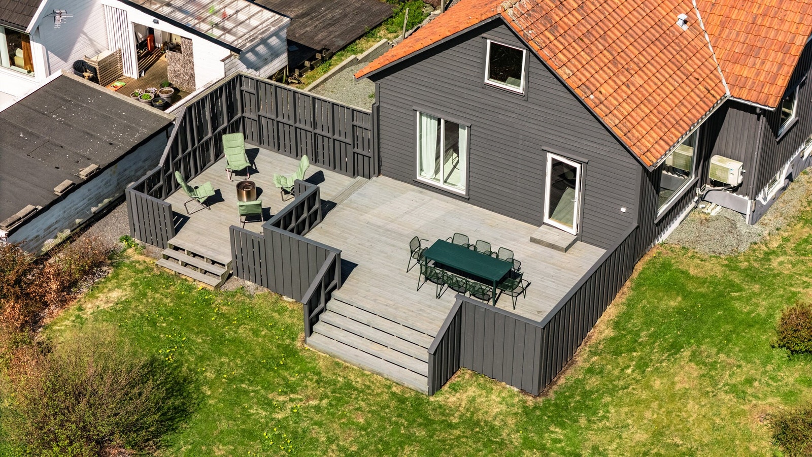 Stor, sørvendt terrasse med sol hele formiddag og store deler av ettermiddag Galleribilde