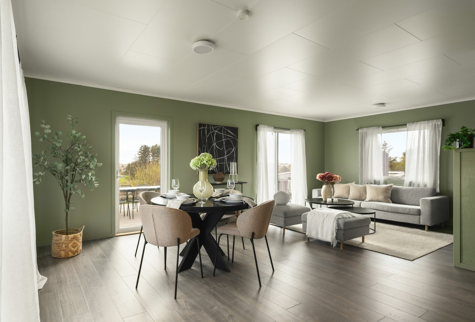 Flott stue med tidsriktig fargevalg på vegg og flott laminatguv. God plass til spisebord og sofagruppe Galleribilde
