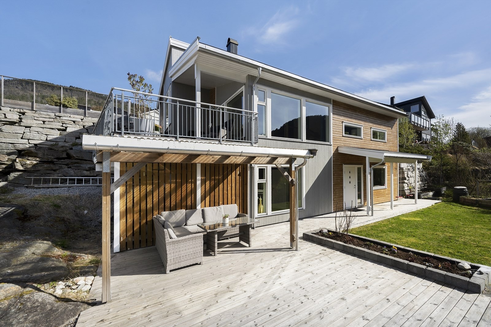 Fra underetasjen er det utgang til flott uteplass med stor delvis overbygd markterrasse og videre tilkomst til hage. Galleribilde