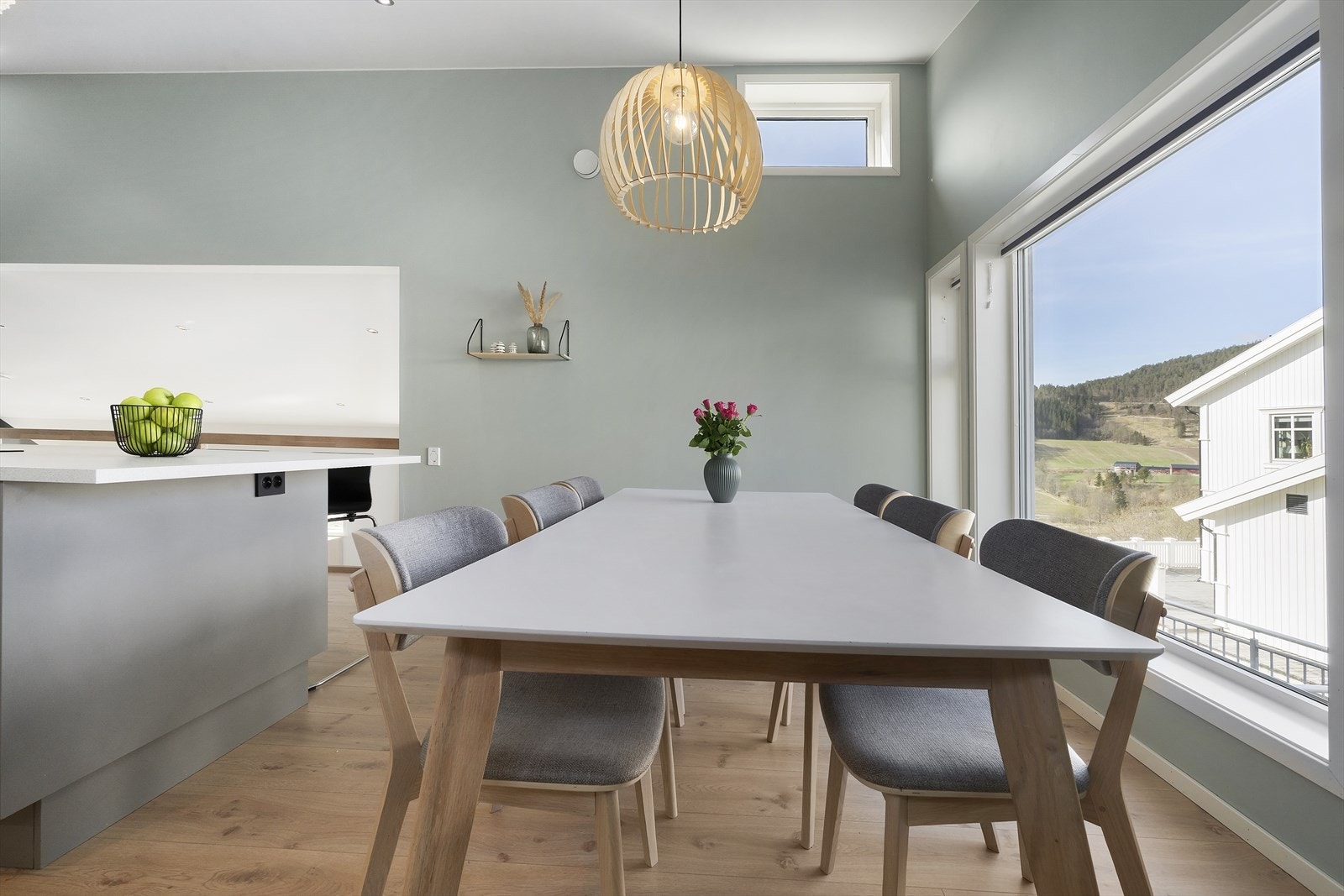 Det er god plass til stort spisebord og i tillegg er det praktisk barløsning ved kjøkkenøy. Galleribilde