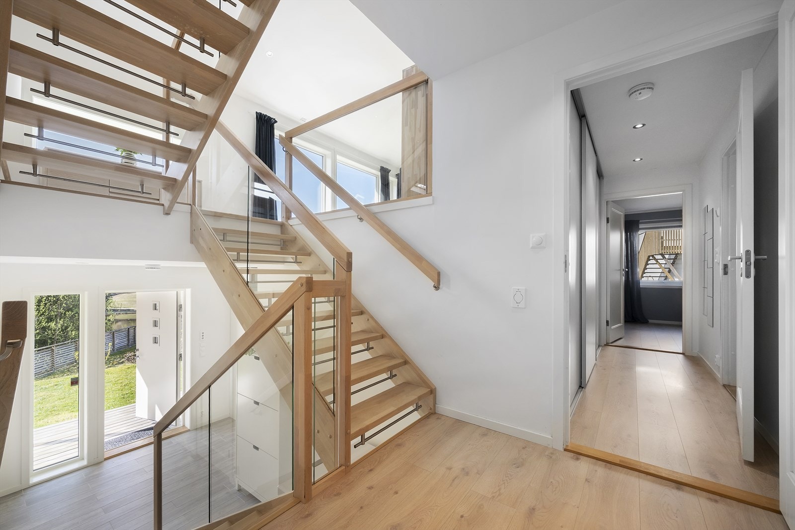 Trappa fører ned til etasjen med garderobe, soverom, bad, vaskerom og bod. Galleribilde