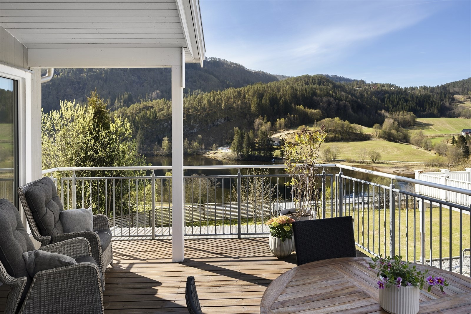 Verandaen har beisede terrassebord og rekkverk i galvanisert stål. Galleribilde