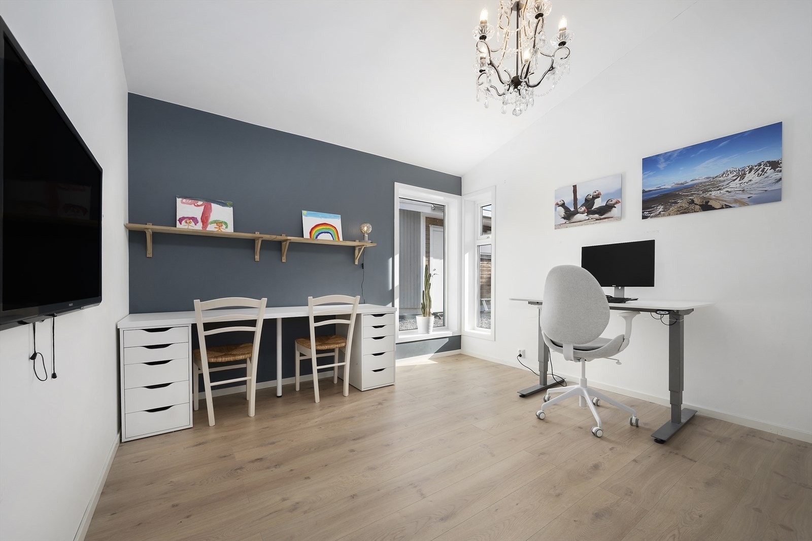 Det er hele fire soverom i boligen. Soverom i 1. etasje er i dag innredet som kontor. Galleribilde
