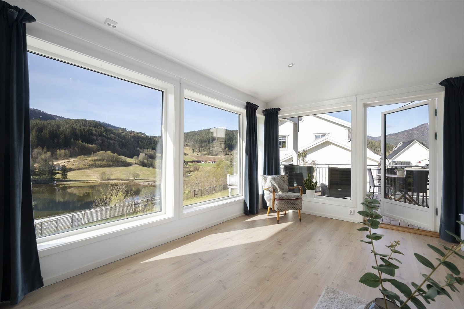 Fra stuen er det utgang til delvis overbygd veranda. Galleribilde
