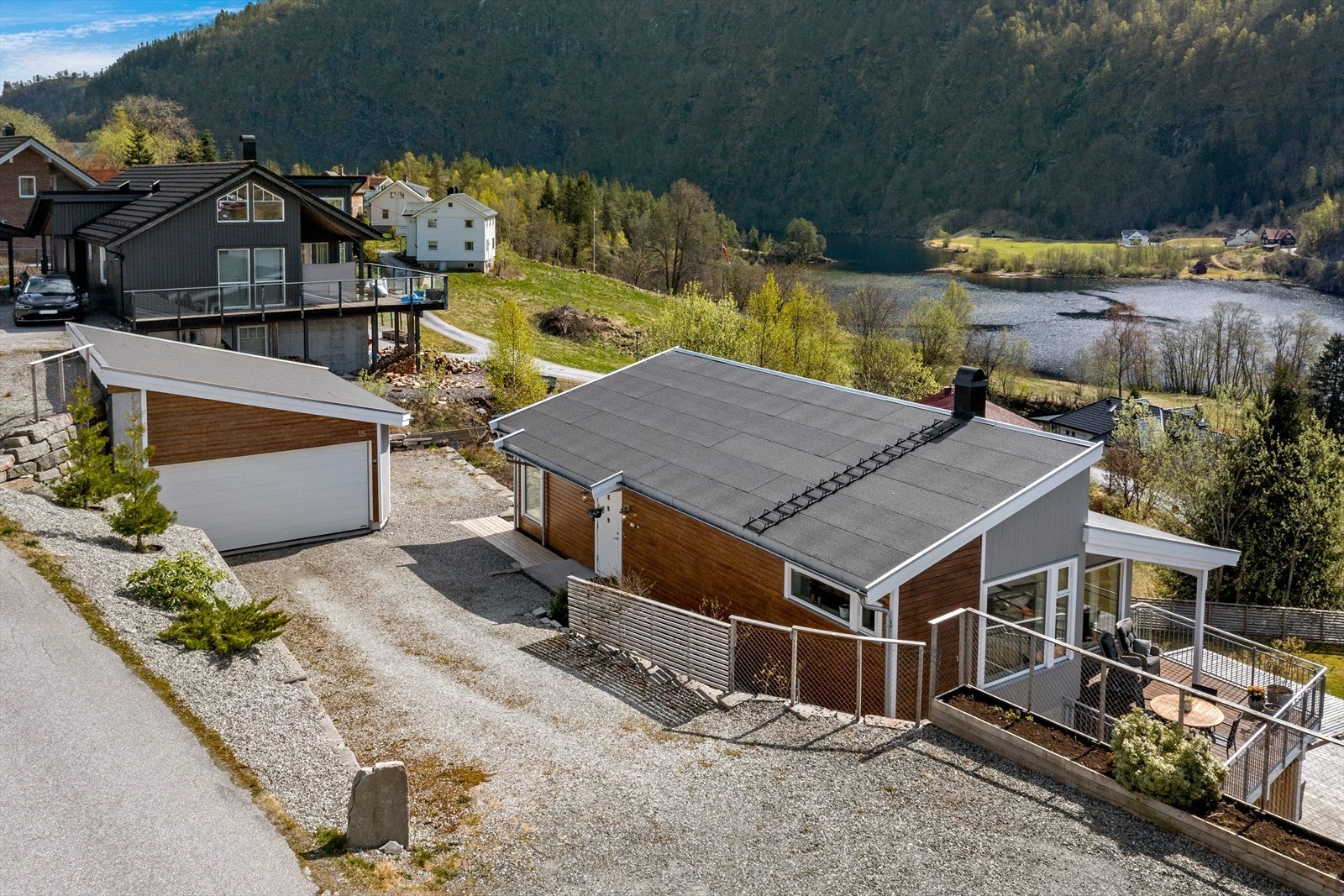 Gode parkeringsmuligheter i garasje og på gruslagt tun. Galleribilde