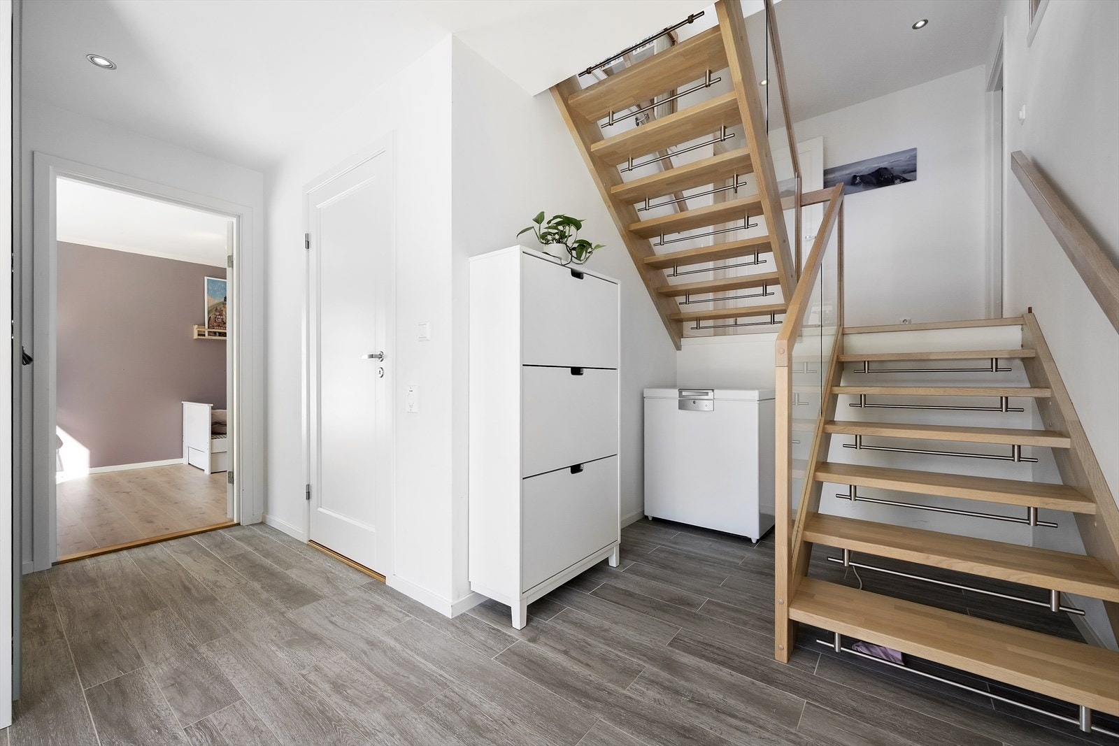 Underetasje med hall m/trapp, to soverom og bad. Galleribilde