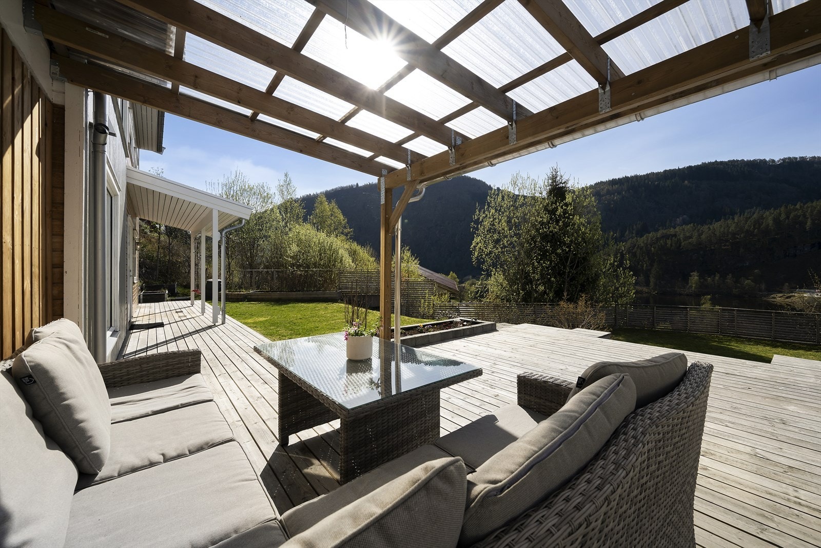 Et flott opparbeidet uteområde hvor man nyte flotte sommerdager. Galleribilde