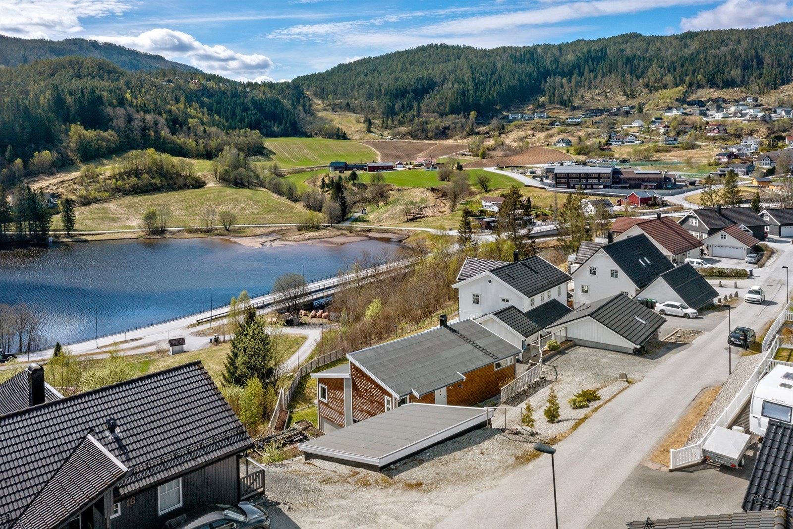 En flott enebolig med fin beliggenhet i etablert boligfelt på Farsund ca. 7 km fra Førde sentrum. Barnevennlig og rolig beliggenhet med kort gang- og sykkelavstand til skole, barnehage, lekeplasser og ballbaner. Galleribilde