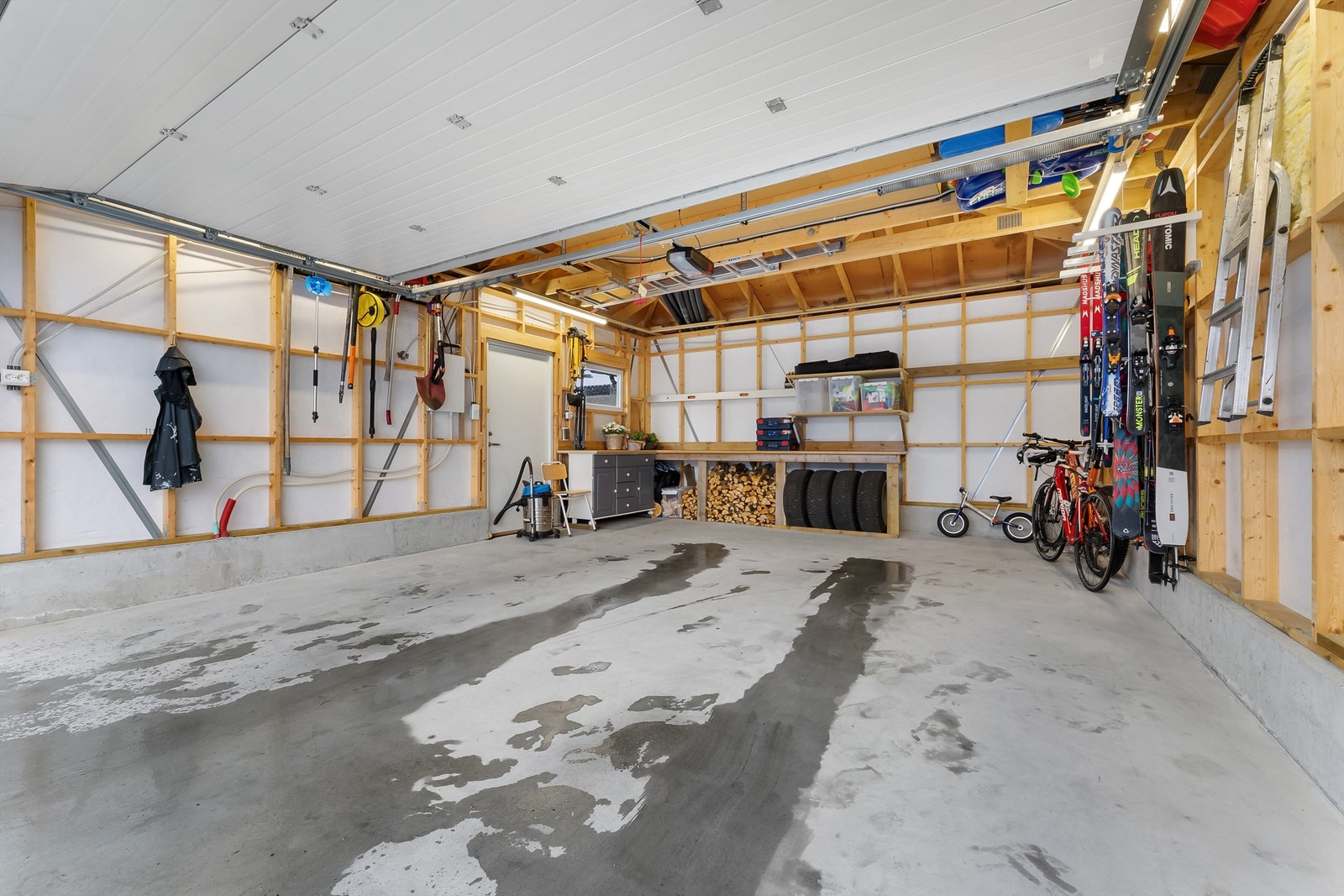 Romslig garasje. Det er montert el-bil lader Galleribilde
