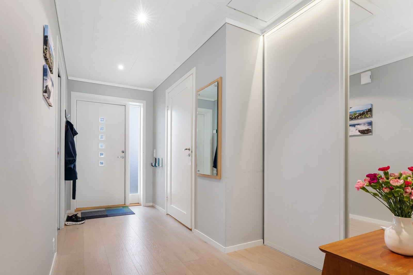 Det er skyvedørsgarderobe i entre/gang Galleribilde