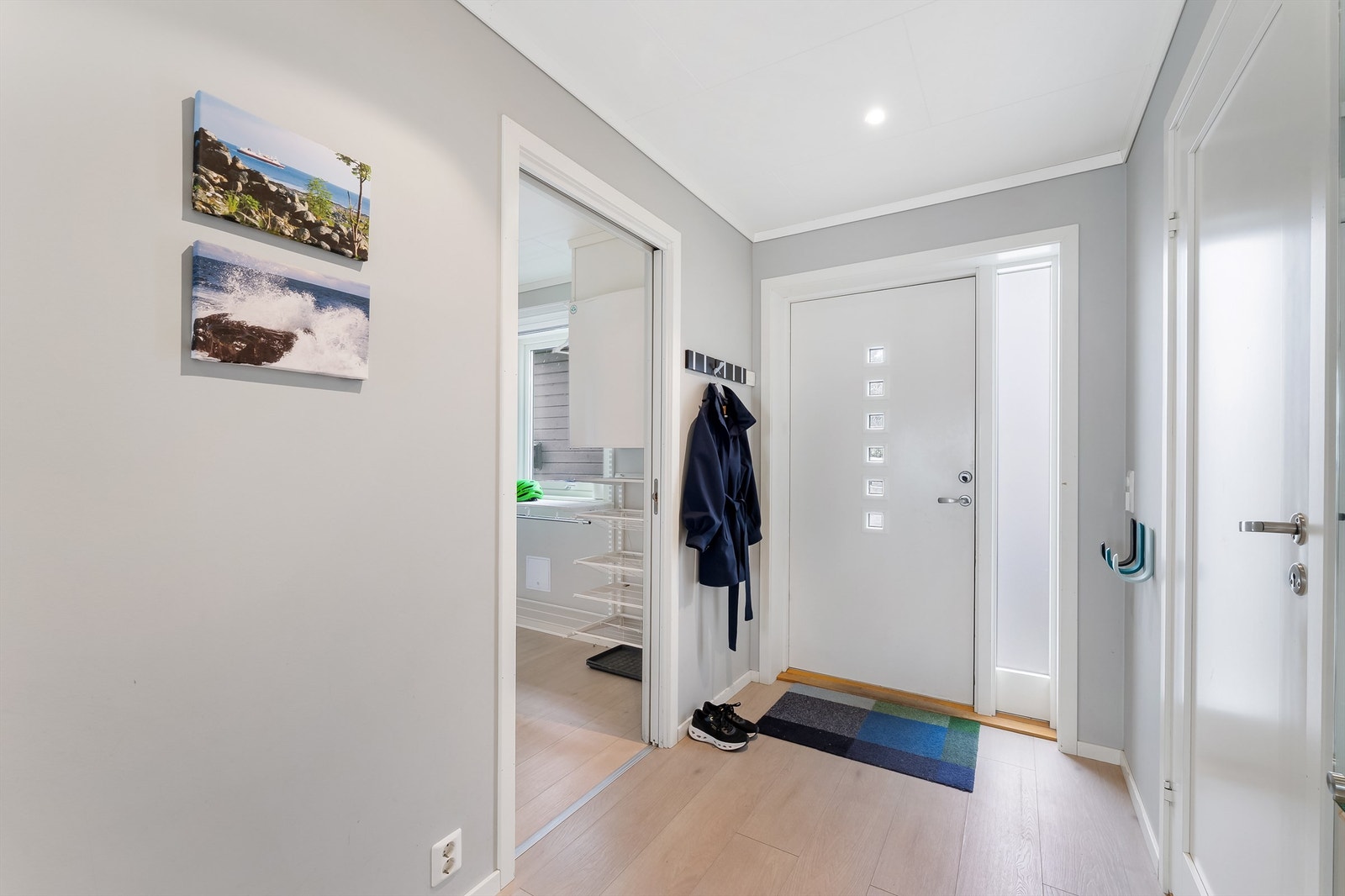 Velkommen inn! I boligen er det varme i alle gulv bortsett fra hovedsoverom. Appstyrt. Galleribilde